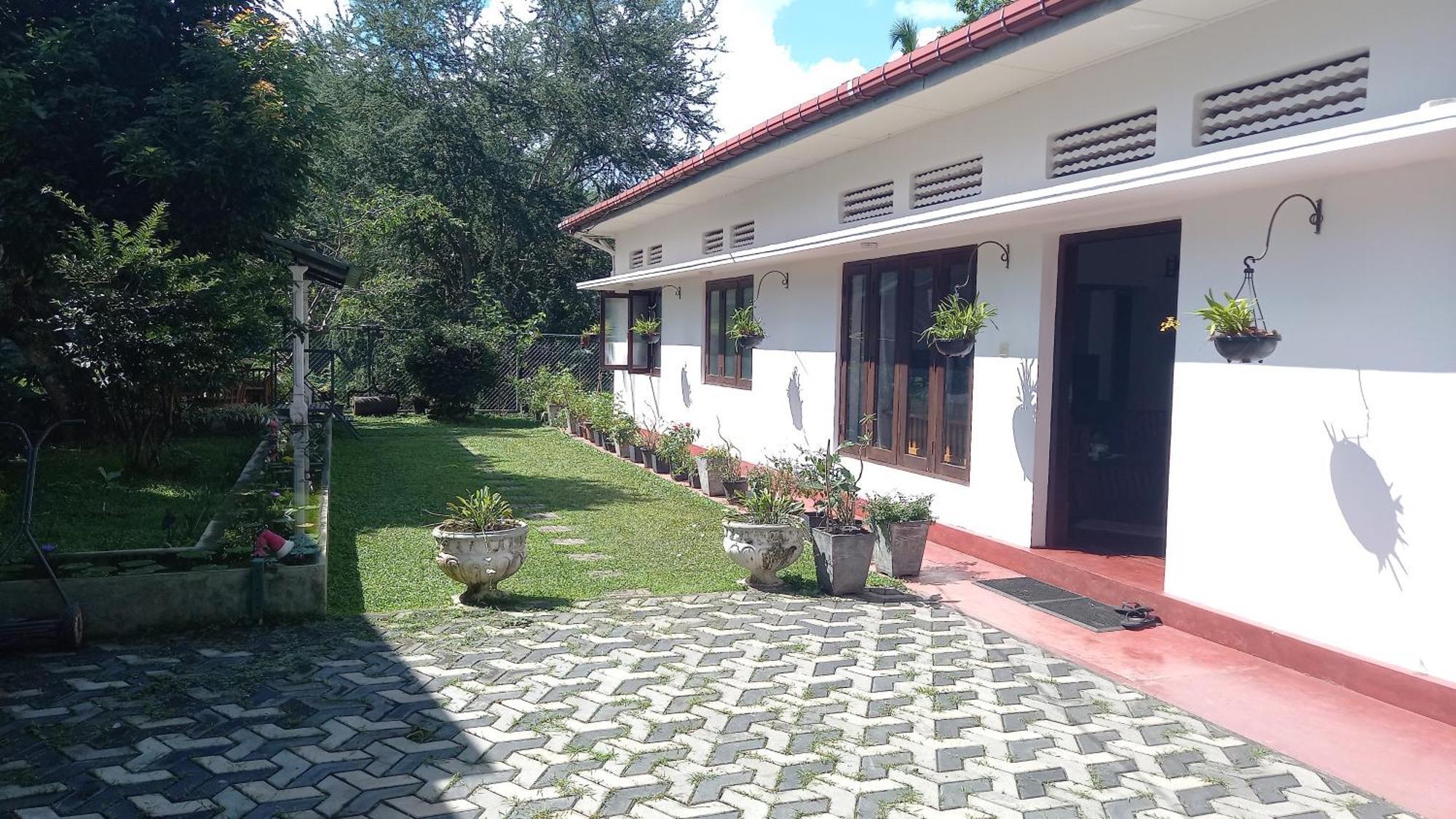 Hotel Mahaweli Shades à Kandy Extérieur photo