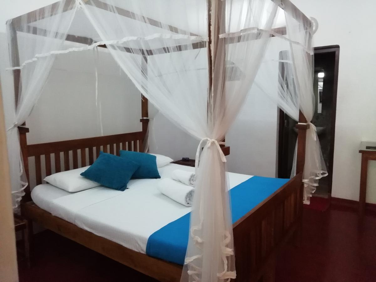 Hotel Mahaweli Shades à Kandy Extérieur photo